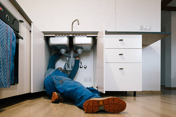 Professional Emergency Plumber technician working in Kankakee, IL